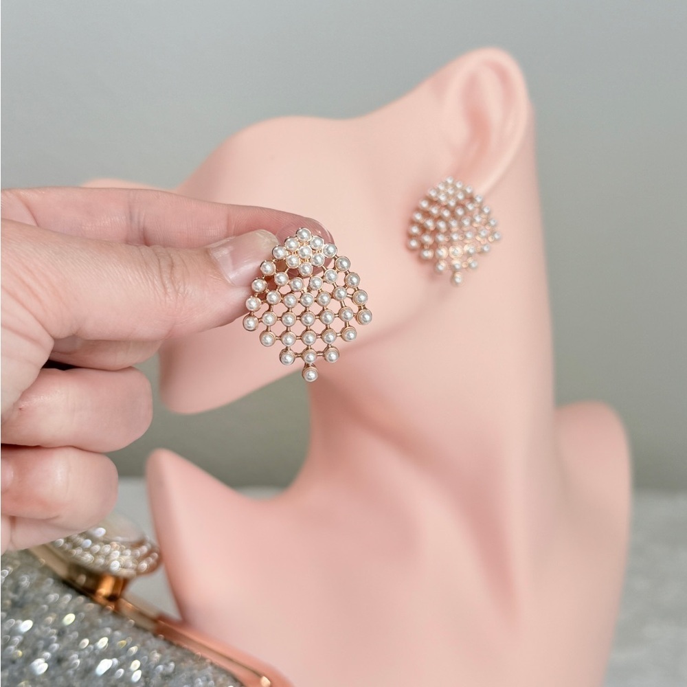 ⚜️ Elegant Gold and Pearl Earrings - Picture 6 of 8
